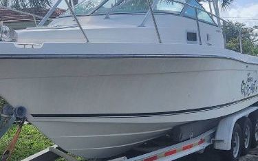 Photo of a 1999 Robalo 2420 Powerboat for sale