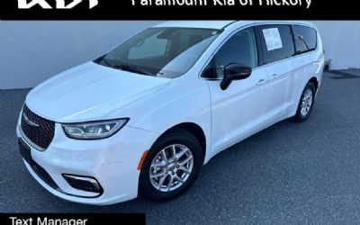 Photo of a 2024 Chrysler Pacifica Touring L for sale