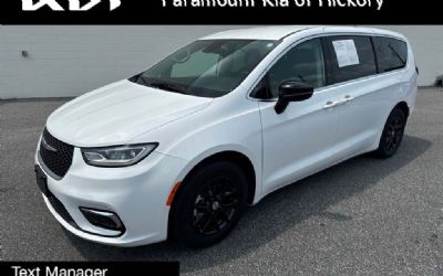 Photo of a 2024 Chrysler Pacifica Touring L for sale