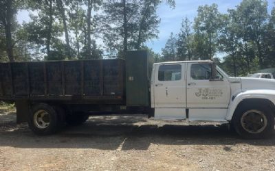 1993 Ford F700 4 DR Dump Truck