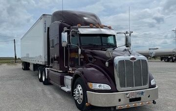 2013 Peterbilt 386 Conventional Sleeper Semi 