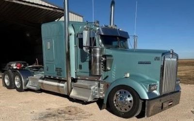 2023 Kenworth W900L 