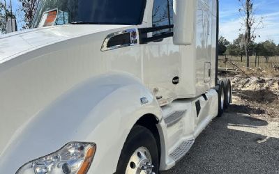 Photo of a 2020 Kenworth T680 Conventional Sleeper Semi for sale