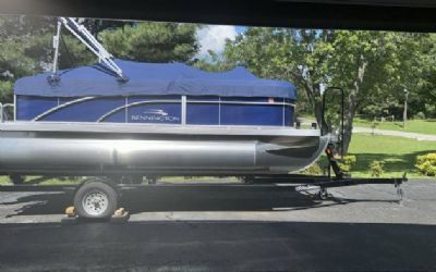 Photo of a 2023 Bennington T60LB Pontoon for sale