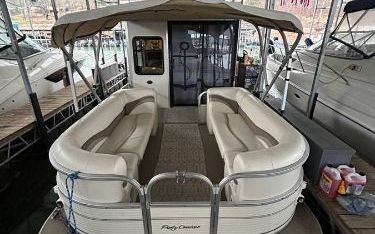 Photo of a 2007 Suntracker Party Barge 32 Pontoon for sale