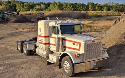 Photo of a 2002 Peterbilt 379 Conventional Sleeper Semi for sale
