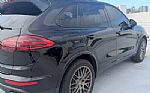 2017 Cayenne Platinum Edition Thumbnail 4