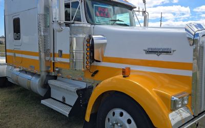 Photo of a 2001 Kenworth W900L for sale