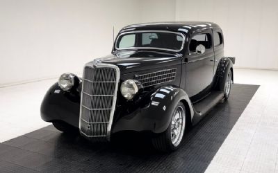 1935 Ford 48 Deluxe Tudor Sedan 